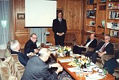 Im Gästehaus “Rothehof” der Volkswagen AG kam am 7. April 1992 der Konsumentenbeirat von Volkswagen zusammen.AH-Chefredakteur Hannes Brachat referierte dabeim zum Thema „Automobilhandel der Zukunft aus verkäuferischer Sicht“. Teilnehmer des Forums waren u.a. der Vorstandsvorsitzende der VW AG, Dr. Carl H. Hahn (v.li.), dessen designierter Nachfolger Dr. Ferdinand Piech (zw.v.re), Konzernvertriebsvorstand Dr. W.P.Schmidt sowie MMI-Geschäftsführer Odert von Rutenberg. 