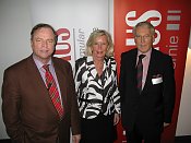 Begegnungen mit Kurt Kröger haben immer ihren "Sitz"! Der Inhaber und Geschäftsführer eines der größten Handelshäuser in Deutschland, Dello in Hamburg, verfügt über ganz besondere intellektuelle Gaben. Diese hat er u.a. bei einem Vortrag an der Hochschule in Geislingen zum Thema "Wachstumsstrategien für den Automobilhandel" eindrucksvoll vorgestellt. Hier trafen wir ihn im Rahmen der AUTOHAUS-Perspektiv-Veranstaltung 2013 in Hamburg. Kurt Kröger gehört zu den automobilen Unternehmern, die ohne Frage ein gewichtiges Stück Handelsgeschichte schreiben und geschrieben haben. Letzter Markstein war das Dialogannahmekonzept in HH Nedderfeld.
