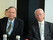 Prof. Dr. Jürgen Hubbert. Er war ab dem 16. Dezember 1998 bis zum 6. April 2005 Mitglied des Vorstands der damaligen DaimlerChrysler AG und in dieser Funktion verantwortlich für die Mercedes Car Group (MCG). "Mr. Mercedes" trat beim Mobilitätskongress von puls im März 2012 im Maybachmuseum in Neumarkt mit einem Vortrag zum Automobil der Zukunft auf. Als Moderator hatte ich zugleich die angenehme Pflicht der Gastfreundschaft wahrzunehmen. 