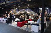 Wow! Sie kennen diesen wunderbaren Effekt. Er hat eines unserer schönsten Worte zum Inhalt: Enthusiasmus! Die totale Begeisterung. BMW ist das auf der 65. IAA in Frankfurt in Halle 11 mit dem "Mini-Stand" gelungen. In seiner ganzen Vielfalt: Ein Ereignis, das man ob all seiner Kreativität nicht für möglich hält. Einfach grandios! Ein Ort, den jeden Automobilisten mit großer Zuversicht erfüllt.