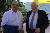 Bernhard Vogel war von 1992 bis 2003 Ministerpräsident des Freistaats Thüringen. Ich traf ihn zum 60. Geburtstag seines Nachfolgers Dieter Althaus am 29. Juni 2018 in Heilbad Heiligenstadt.
Bernhard Vogel war in der Zeit von 1972 bis 1976 Präsident des Zentralkomitees deutscher Katholiken. Ich erlebte ihn erstmals persönlich während der Würzburger Synode (1971 - 1975) im Würzburger Dom.
Ein theologischer wie politischer Leuchtturm! Unser Gesprächsthema in Heiligenstadt war sein Gottvertrauen. Sie sehen den Alt-Ministerpräsidenten, 86 Jahre alt, mit einer schmalen Zigarre, rauchend.
Wenn das nicht fr dessen heitere Gelassenheit spricht!
