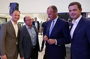 Im Rahmen einer politischen Veranstaltung am 25.10.2019 im Autohaus Peter in Nordhausen sprach Prof. Hannes Brachat mit Friedrich Merz und dem Spitzenkandidaten der CDU-Thüringern Mike Mohring (re). Li Gastgeber Andreas Peter.