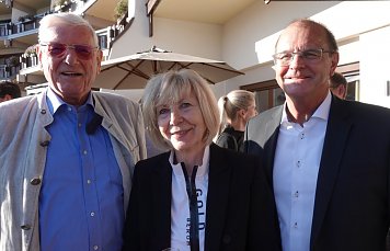 Albert Still mit Frau Katja, Sohn Roman und AH-Herausgeber Prof. Hannes Brachat beim AUTOHAUS-Neujahrsempfang 2019. (Foto: Prof. Hannes Brachat)