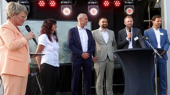 Moderatorin Andrea Ballschuh präsentiert bei der Eröffnung die aktuelle Geschäftsführung mit Sybille Müller und Markus Walter (seit 1994), Felix Walter (seit 2018), Marvin Walter und André Marschal (P (Foto: Hannes Brachat)