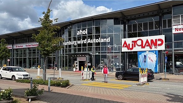 Deutschlands größter Autodiscounter hat seine Hamburg-Premiere mit einem spektakulären Eröffnungswochenende gefeiert. (Foto: Hannes Brachat)